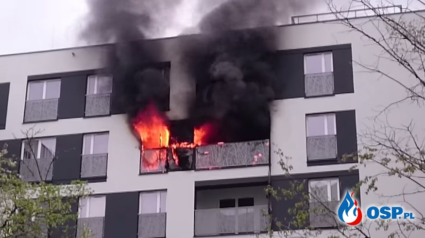 Pożar mieszkania na czwartym piętrze bloku w Warszawie! OSP Ochotnicza Straż Pożarna