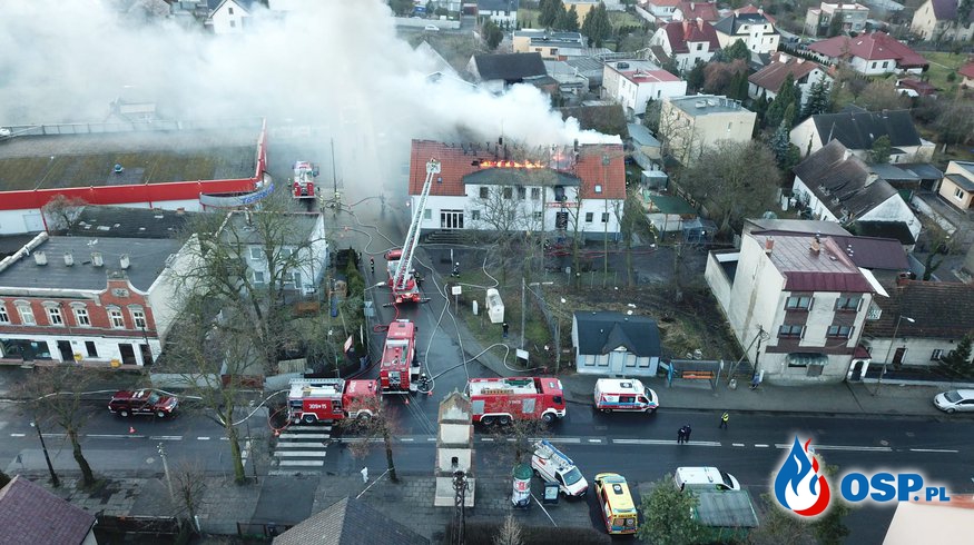 Pożar trzech mieszkań w Opolu. W akcji brało udział 9 zastępów PSP i OSP. OSP Ochotnicza Straż Pożarna