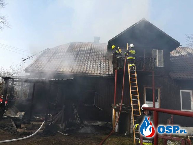 100-letni drewniany budynek w ogniu. Spłonęła plebania parafii. OSP Ochotnicza Straż Pożarna