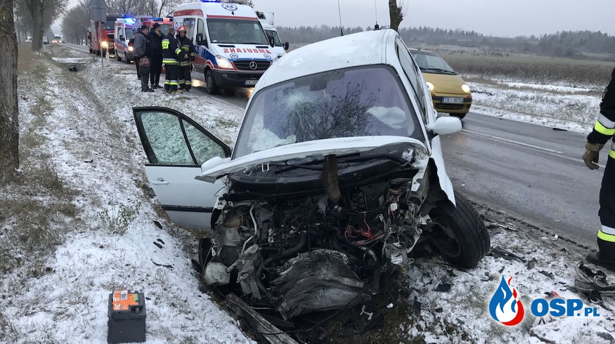 Wypadek między Morawicą a Dębską Wolą. Dwie osoby ranne. OSP Ochotnicza Straż Pożarna