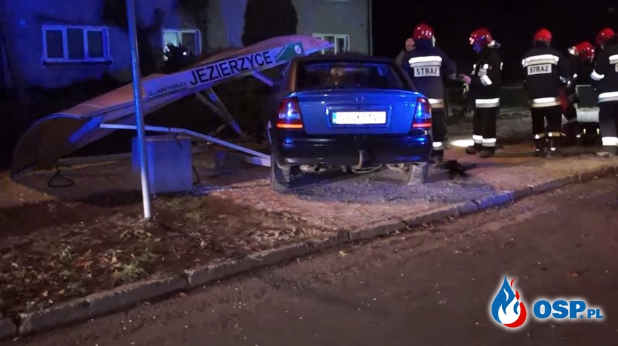 Samochód wjechał w przystanek w Jezierzycach. Trzy osoby ranne. OSP Ochotnicza Straż Pożarna