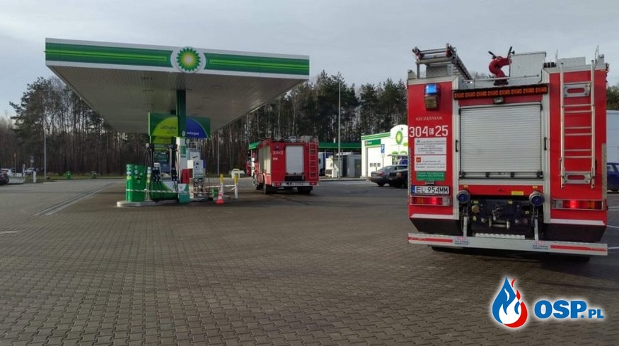 Młoda kobieta staranowała samochodem dystrybutor gazu na stacji paliw OSP Ochotnicza Straż Pożarna