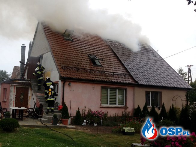 Pożar poddasza w budynku mieszkalnym. Drozdowo 30,08,18r. OSP Ochotnicza Straż Pożarna