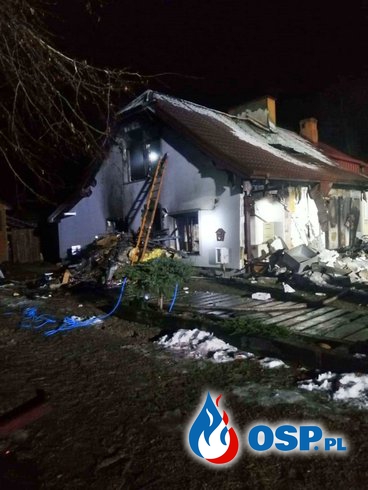 Dwoje dzieci oraz mama w szpitalu po wybuchu gazu. Eksplozja zniszczyła część ich domu. OSP Ochotnicza Straż Pożarna