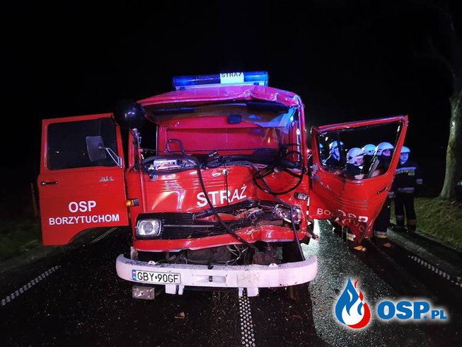 Dwie osoby zginęły w wypadku pod Bytowem. Auto rozbiło się na drzewie podczas wyprzedzania. OSP Ochotnicza Straż Pożarna