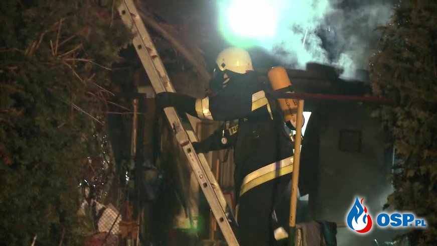 Tragiczny pożar drewnianego domu w Tarnowie. Zginął starszy mężczyzna. OSP Ochotnicza Straż Pożarna