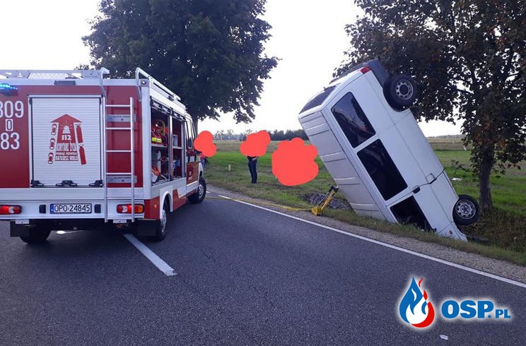 Groźny wypadek w Bierdzanach. Bus dachował i stanął dęba. OSP Ochotnicza Straż Pożarna