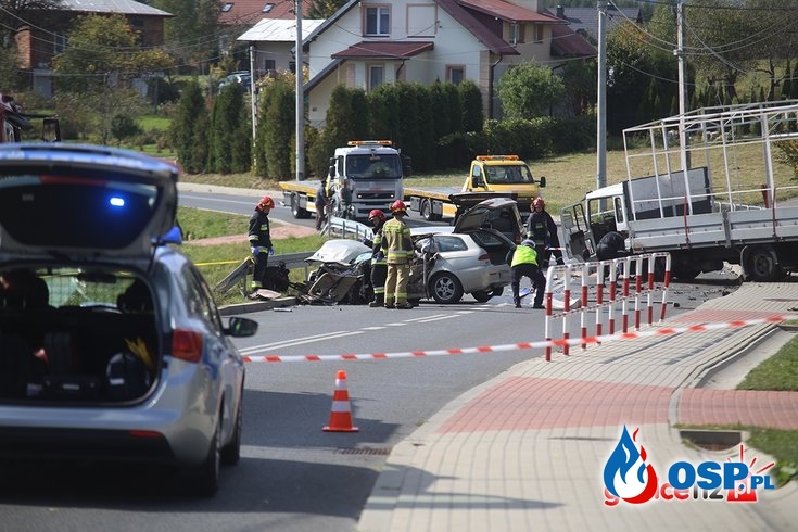 Dwóch 18-latków zginęło w czołowym zderzeniu auta z ciężarówką OSP Ochotnicza Straż Pożarna
