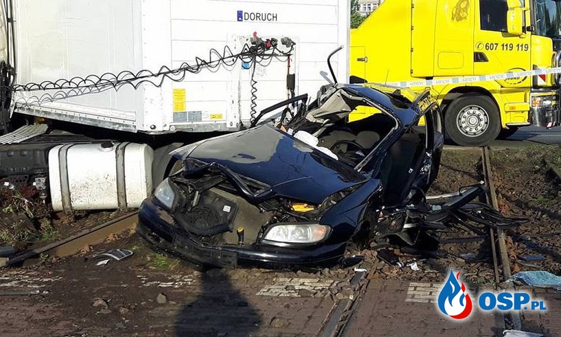 Trzy osoby zginęły w wypadku w Bydgoszczy. Taksówka zderzyła się z ciężarówką. OSP Ochotnicza Straż Pożarna