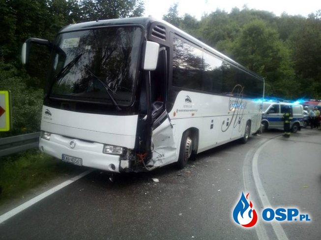 5 rannych po zderzeniu auta z autobusem. Wezwano śmigłowiec LPR. OSP Ochotnicza Straż Pożarna