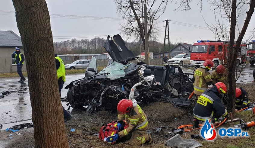 32-letni kierowca BMW wyprzedzał kilka samochodów. Zderzył się czołowo z DAF-em. OSP Ochotnicza Straż Pożarna