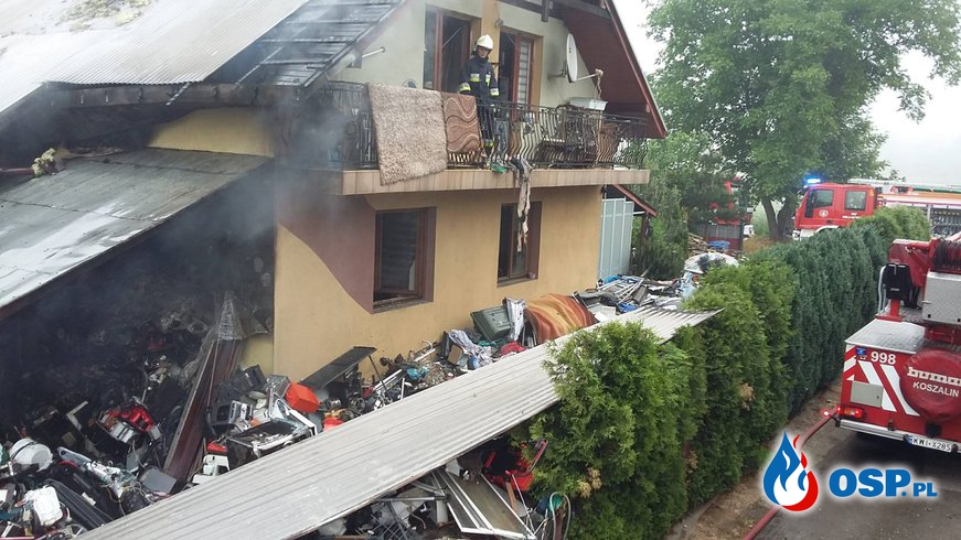 Pożar domu, garaży i składowiska odpadów w Niepołomicach! OSP Ochotnicza Straż Pożarna