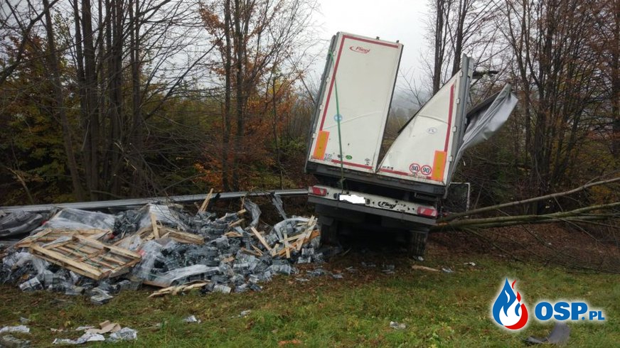 Ciężarówka przebiła bariery i zjechała ze skarpy OSP Ochotnicza Straż Pożarna