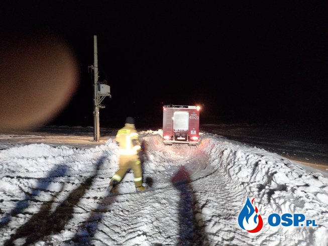 Karetka jadąca do porodu utknęła na zaśnieżonej drodze. Na pomoc ruszyli strażacy z pługiem. OSP Ochotnicza Straż Pożarna