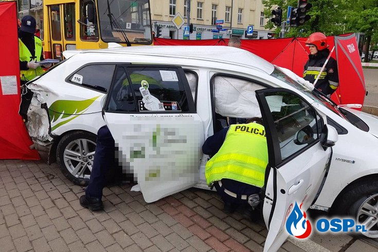 Taksówkarz wjechał wprost pod tramwaj. Tragiczny wypadek w centrum Łodzi. OSP Ochotnicza Straż Pożarna
