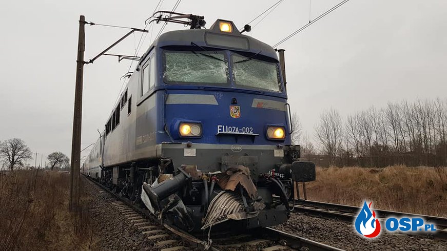 Tragedia na przejeździe kolejowym. Autobus wjechał pod pociąg. OSP Ochotnicza Straż Pożarna