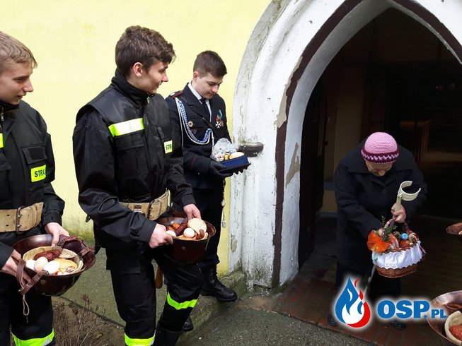 Druhowie z OSP Czeska wie po raz kolejny pełnili warte przy Bożym Grobie  OSP Ochotnicza Straż Pożarna