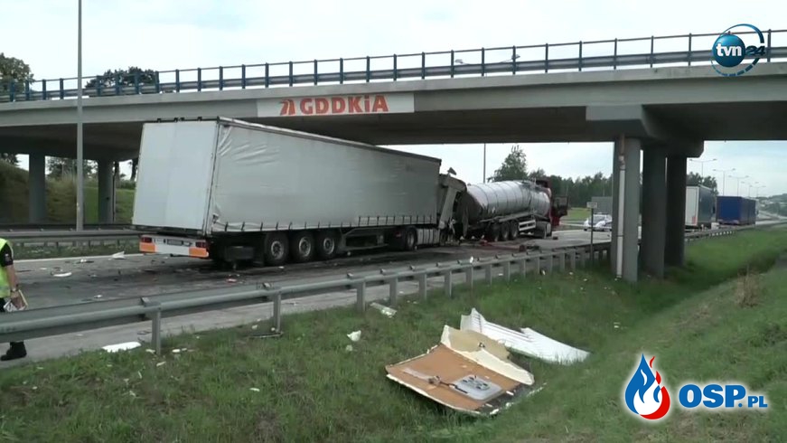 Zderzenie ciężarówki z cysterną na autostradzie A4. Jeden z kierowców zginął. OSP Ochotnicza Straż Pożarna