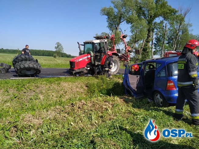 Wyrwane koła traktora, rozbity mercedes. Groźny wypadek w Kaliszu. OSP Ochotnicza Straż Pożarna