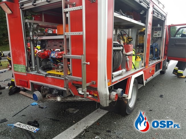 Rozpędzony samochód wjechał w wóz OSP Pawłowice. Kierowca BMW został ciężko ranny. OSP Ochotnicza Straż Pożarna