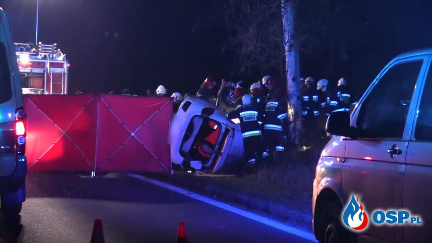 Kierowca nie żyje, pasażerka ciężko ranna. Tragedia pod Jelenią Górą. OSP Ochotnicza Straż Pożarna
