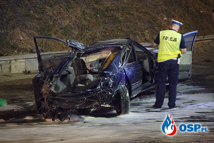 Pijany kierowca rozbił samochód na latarni. Nie żyje matka i jej 17-letni syn OSP Ochotnicza Straż Pożarna