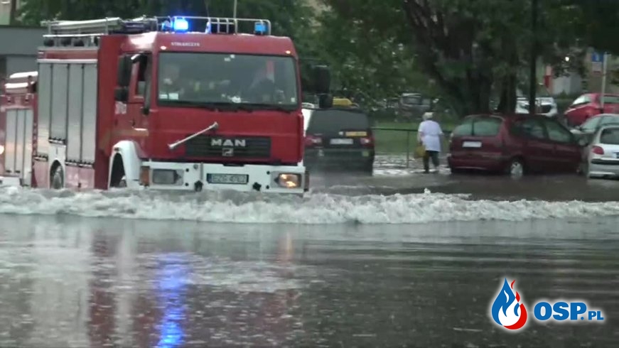 Strażacy wypompowywali wodę, usłyszeli krzyk. Mężczyzny nie udało się uratować. OSP Ochotnicza Straż Pożarna