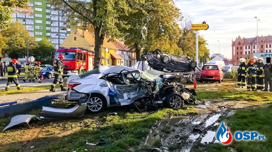 Agresywny kierowca skasował 4 samochody. Groźny wypadek w Raciborzu. OSP Ochotnicza Straż Pożarna