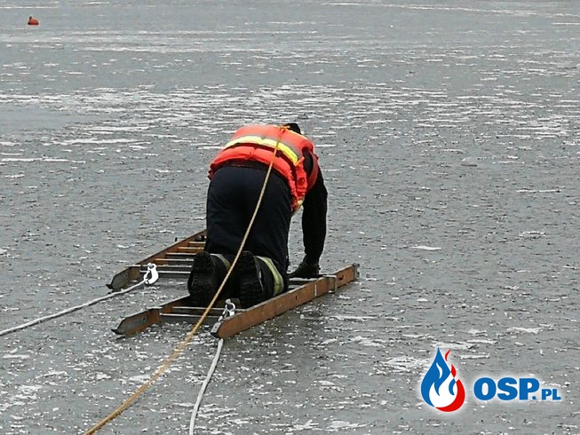 Lód załamał się pod człowiekiem foto-wideo OSP Ochotnicza Straż Pożarna
