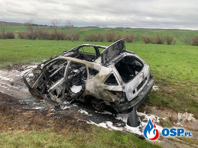 Wypadek i pożar samochodu na A4. Strażacy chwalą kierowców za "korytarz ratunkowy". OSP Ochotnicza Straż Pożarna