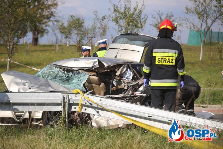 Dwóch 18-latków zginęło w czołowym zderzeniu auta z ciężarówką OSP Ochotnicza Straż Pożarna
