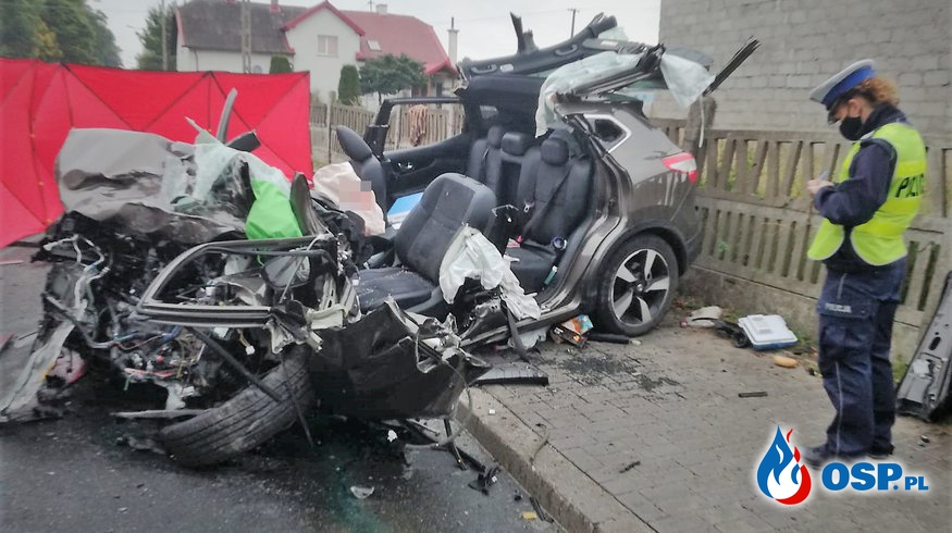 Czołowe zderzenie auta z ciężarówką w Trzebielinie. Zginęły dwie osoby. OSP Ochotnicza Straż Pożarna
