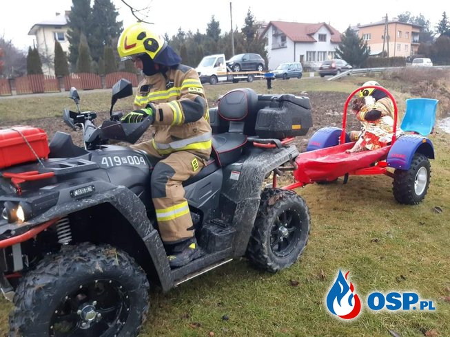 Strażacy uratowali psa, który wpadł do rzeki. "Dla Nas każde życie się liczy". OSP Ochotnicza Straż Pożarna