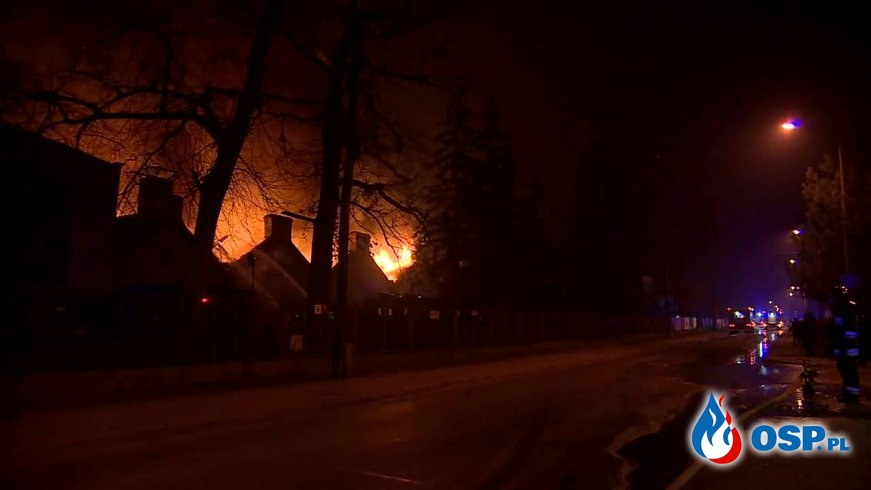 Ogromny pożar hali we Wrocławiu. W akcji 26 zastępów strażaków. OSP Ochotnicza Straż Pożarna