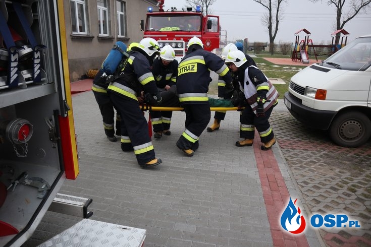 Ćwiczenia na budynku Szkoły w Różannie OSP Ochotnicza Straż Pożarna