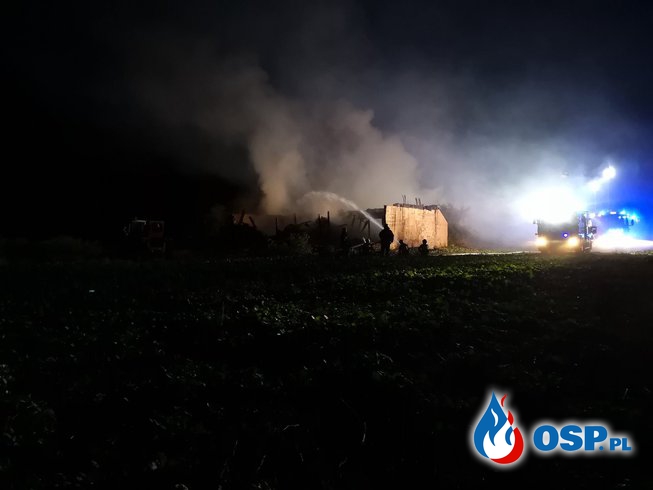 Pożar budynku gospodarczego w którym znajdowało się około 100 balotów siana OSP Ochotnicza Straż Pożarna