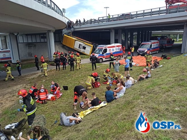 Autobus spadł z wiaduktu w Warszawie. Jedna osoba zginęła, 22 są ranne. OSP Ochotnicza Straż Pożarna