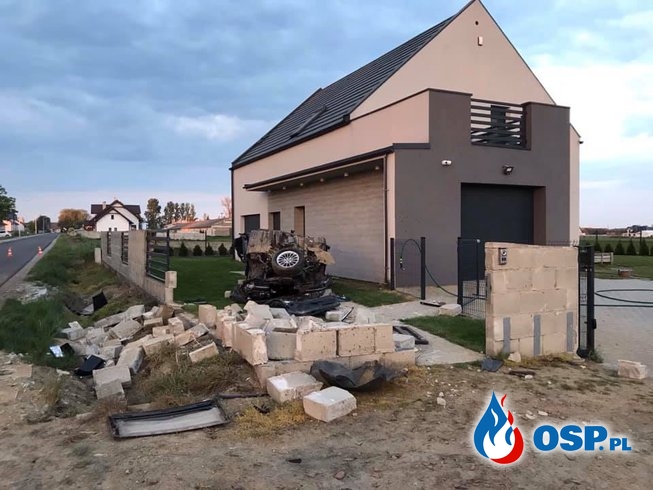 BMW staranowało mur i dachowało na trawniku posesji OSP Ochotnicza Straż Pożarna