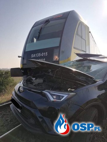 Szynobus ponad kilometr pchał auto po zderzeniu na przejeździe kolejowym OSP Ochotnicza Straż Pożarna