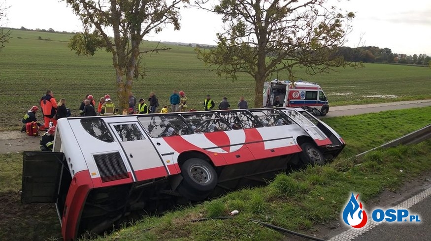 Autokar z dziećmi po zderzeniu przewrócił się na bok. 18 osób jest rannych. OSP Ochotnicza Straż Pożarna