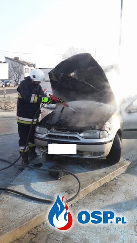 Wronki – pożar samochodu na parkingu OSP Ochotnicza Straż Pożarna