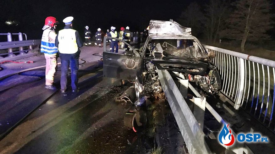 Bariera przebiła samochód po zderzeniu, wybuchł pożar. Zginął 30-letni kierowca. OSP Ochotnicza Straż Pożarna