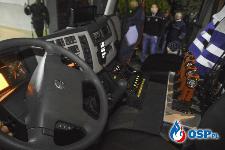 Nowoczesne Volvo zaparkowało w remizie OSP Dąbrowa OSP Ochotnicza Straż Pożarna