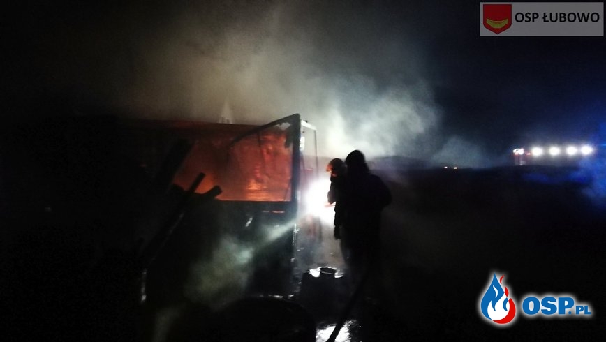 Nocny pożar w Woźnikach. Przyczepa kempingowa doszczętnie spłonęła. OSP Ochotnicza Straż Pożarna