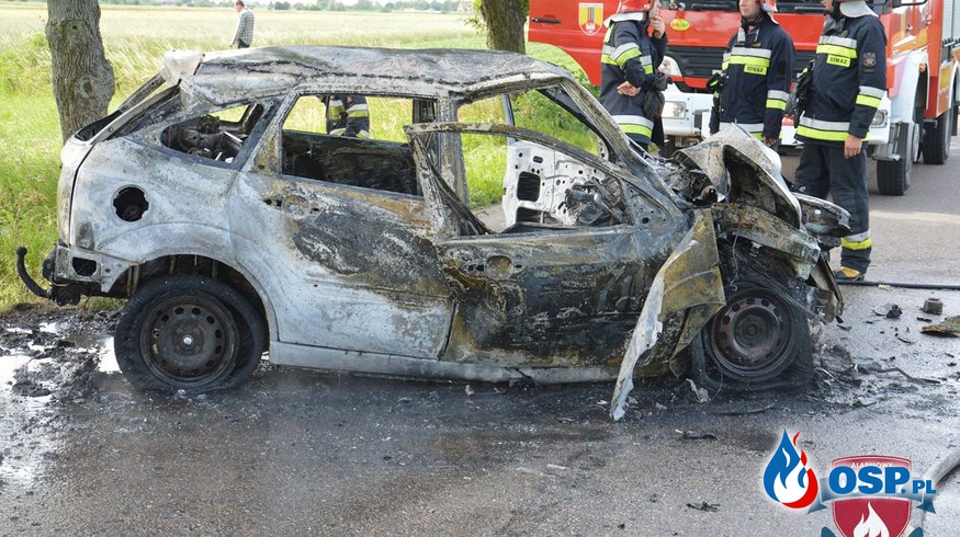 Rozpędzony ford focus uderzył w drzewo. Samochód doszczętnie spłonął! OSP Ochotnicza Straż Pożarna