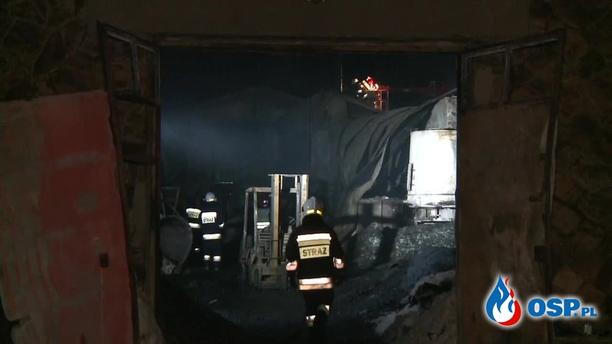Dach płonącej hali zapadł się w trakcie akcji. Groźny pożar w Świętokrzyskiem. OSP Ochotnicza Straż Pożarna