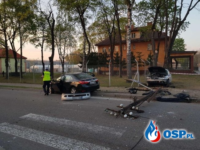Dwa rozbite auta i przewrócony słup. Groźny wypadek w Bemowie Piskim. OSP Ochotnicza Straż Pożarna