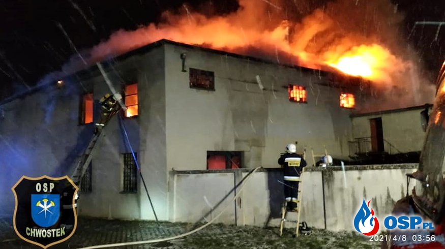 Zakład stolarski w ogniu. Pożar gasiło 17 zastępów straży pożarnej. OSP Ochotnicza Straż Pożarna