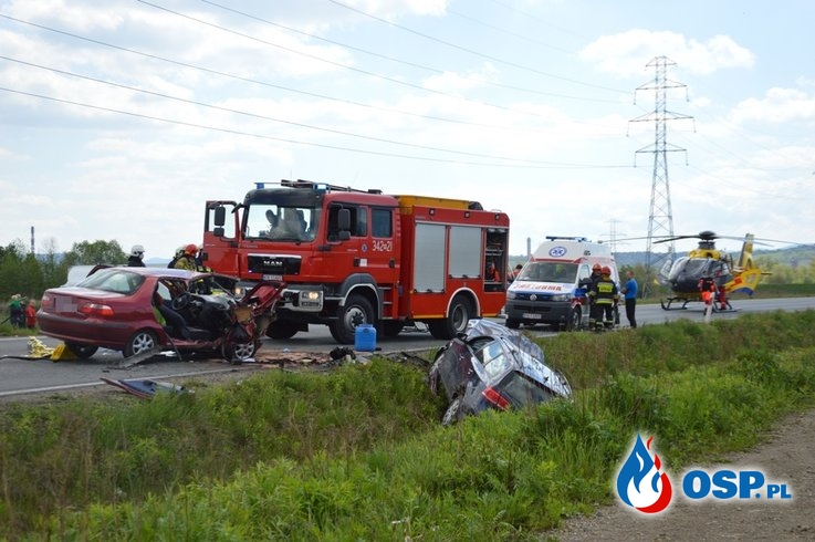 6 osób rannych po czołowym zderzeniu dwóch aut w Małopolsce. Lądował śmigłowiec LPR. OSP Ochotnicza Straż Pożarna