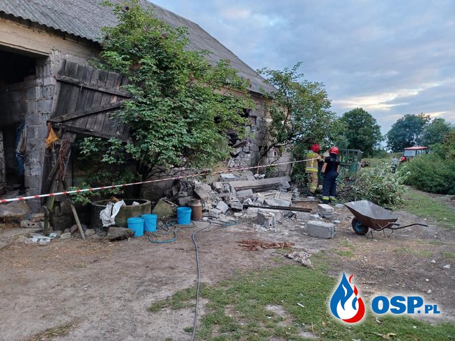 Katastrofa budowlana w Chrustach. Strażacy uwalniali przysypane krowy. OSP Ochotnicza Straż Pożarna